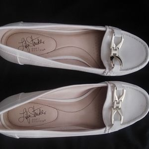 Women's flats